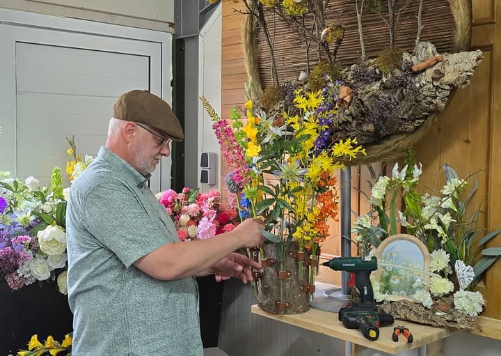 Anne Besems - Creatief kunstenaar met hout, leer en zijde bloemen